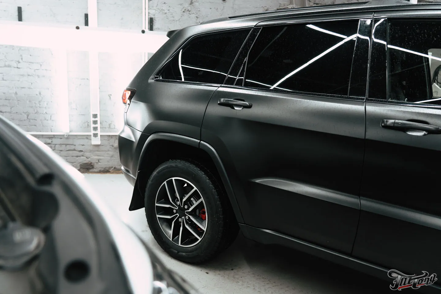 Работаем над Jeep Grand Cherokee Trailhawk постоянного гостя, часть 3: оклейка кузова матовым полиуретаном